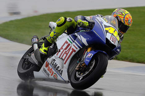 Valentino Rossi skrev motorsportshistorie, da han søndag eftermiddag i sjask regnvejr kørte sin Fiat Yamaha til sejr i MotoGP historiens første Grand Prix på den legendariske Indianapolis Motor Speedway.